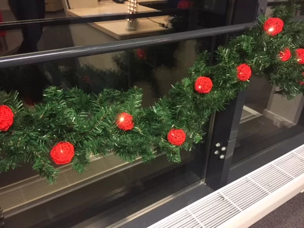 Biroja iekštelpu svētku noformējums
